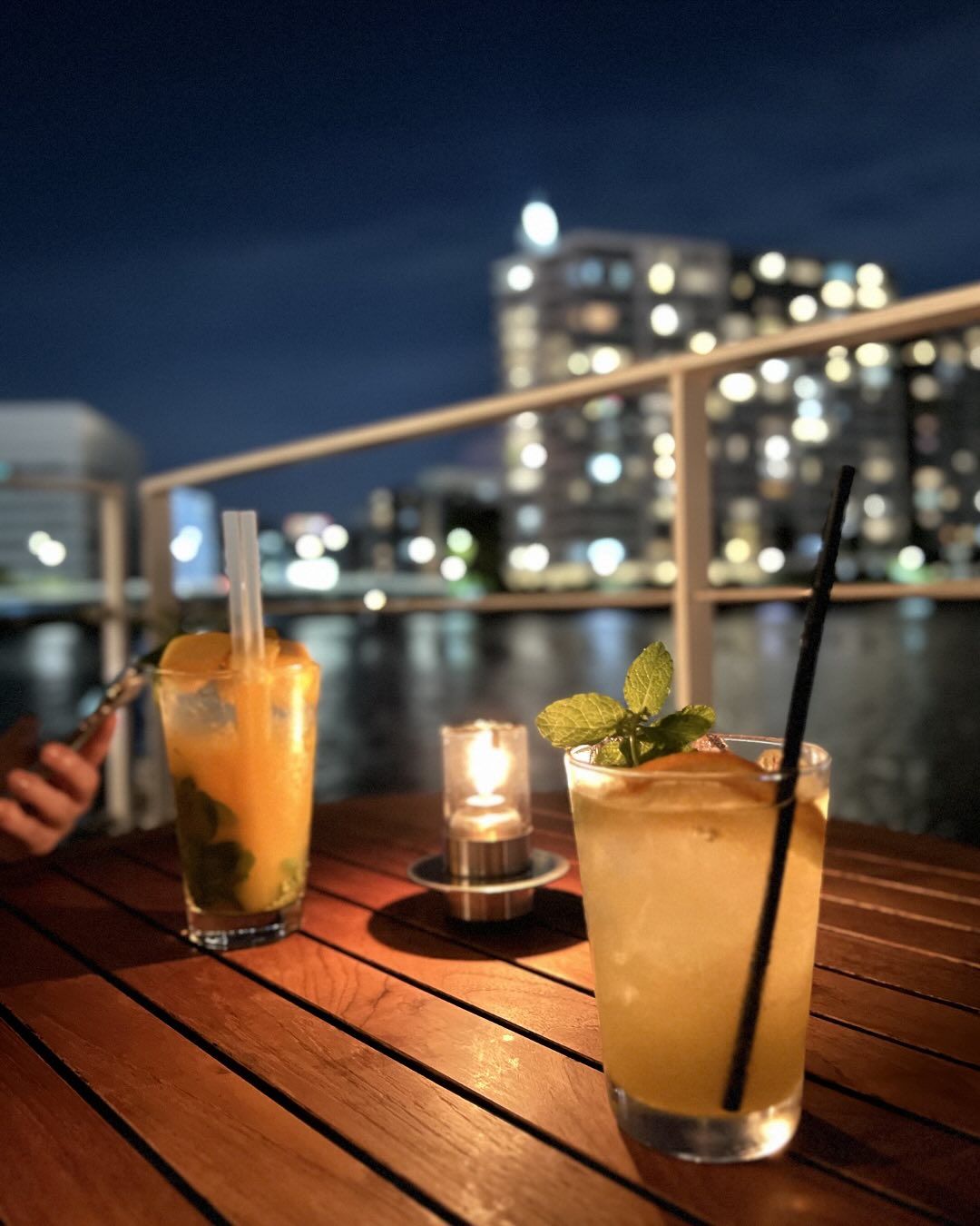運河沿いのテーブルに置かれた2杯の飲み物(2025年投稿・改装前)